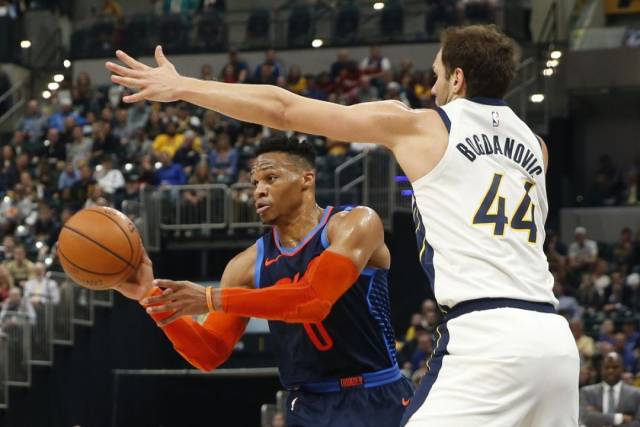 在足球中依 在足球中依