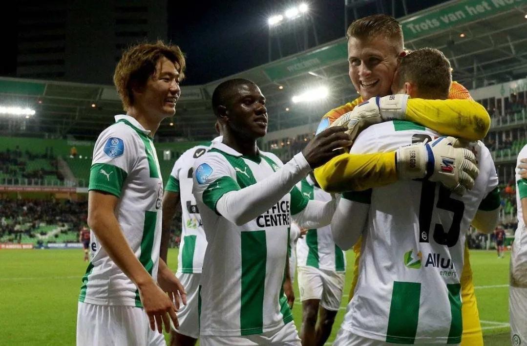 和灰熊女助 和灰熊女助